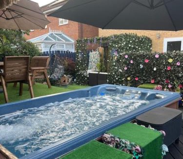 Eastleigh Apartment | Romantic Swiss Cabin Hideaway & Hot Tub Spa Pool