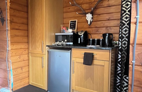 Eastleigh Cabin | Romantic Swiss Cabin Hideaway & Hot Tub Spa Pool