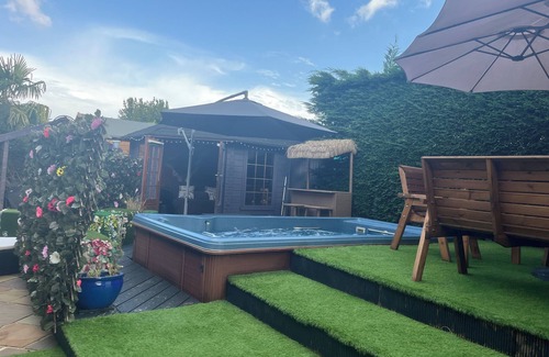 Eastleigh Cabin | Romantic Swiss Cabin Hideaway & Hot Tub Spa Pool