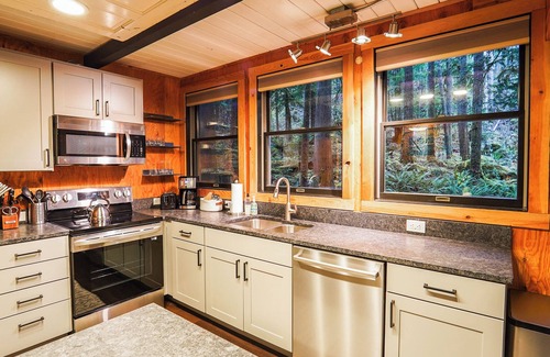 Glacier House | Romantic Treetop Cabin near Mt Baker - Perfect Couples Hideaway with private hot Tub and Fireplace