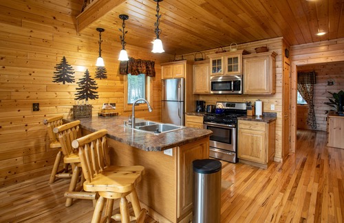 Wetmore Cabin | Romantic Upscale Cabin on Rustic Lake, A/C! 25 miles to Pic Rocks!