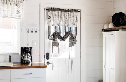 Walnut Creek Cottage | Romantic Vista Cottage - Walnut Creek, walking distance to restaurants, shops.