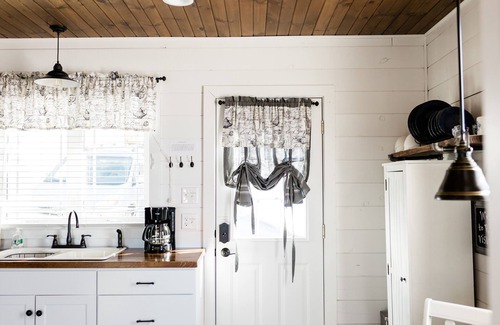 Walnut Creek Cottage | Romantic Vista Cottage - Walnut Creek, walking distance to restaurants, shops.