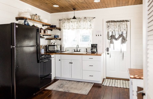 Walnut Creek Cottage | Romantic Vista Cottage - Walnut Creek, walking distance to restaurants, shops.