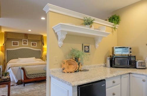 Edenton House | Romantic Waterfront Carriage House in Heart of Edenton's Historic District