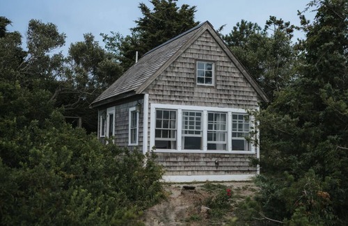 North Truro Cottage | Romantic Waterfront Artist Cottage