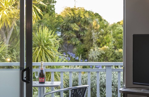 Oneroa Apartment | Romantic With Spectacular Views all the way to Coromandel