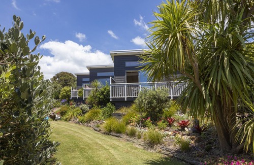 Oneroa Apartment | Romantic With Spectacular Views all the way to Coromandel