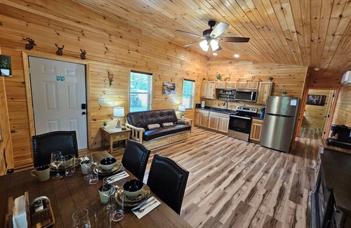 Almo Cabin | Romantic Woodland Retreat w/Hot Tub, Fire Table