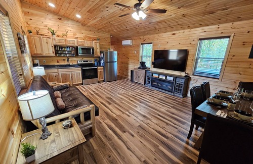 Almo Cabin | Romantic Woodland Retreat w/Hot Tub, Fire Table