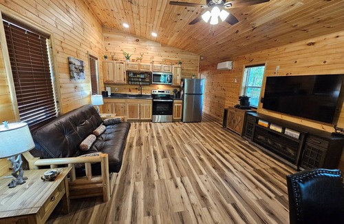 Almo Cabin | Romantic Woodland Retreat w/Hot Tub, Fire Table