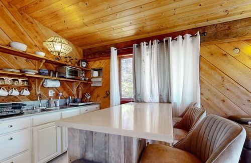Chico Apartment | Romantic Zen Mountain Retreat with expansive views & pool access - near downtown