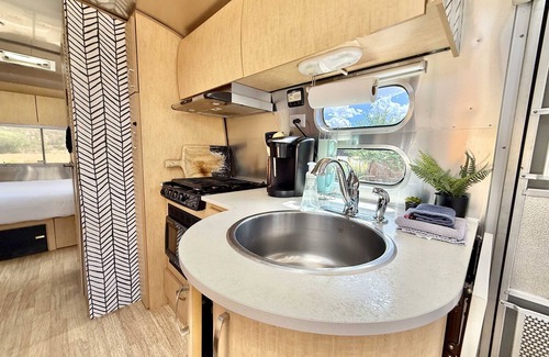 Orderville House | Romantic Zion Airstream #2 | Hot Tub & Stargazing