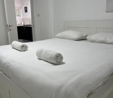 Neve Zohar Apartment | Romi's suite by LOREN VILLAGE