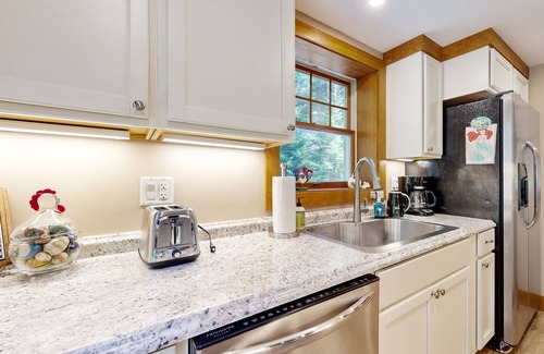 Southport Cottage | Romley House | Deck & New Luxe Kitchen | Near Boothbay Harbor