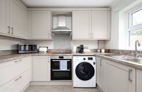 Mill Road House | Romsey Terrace-3 Bedroom House with parking