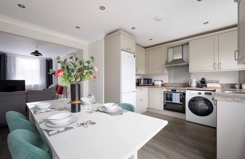 Mill Road House | Romsey Terrace-3 Bedroom House with parking