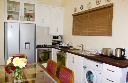 Winston Park Cottage | Rondeletia Cottage Guesthouse ♛ Premium Self-catering (incl. breakfast basket)