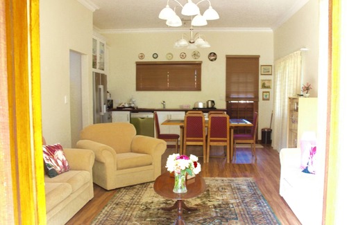 Winston Park Cottage | Rondeletia Cottage Guesthouse ♛ Premium Self-catering (incl. breakfast basket)
