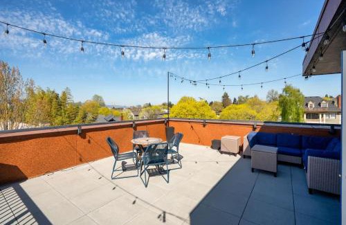 Belmont Apartment | Roof Deck & Food Pods- Hawthorne Penthouse Retreat