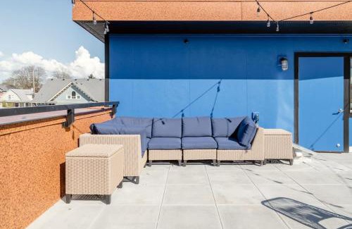 Belmont Apartment | Roof Deck & Food Pods- Hawthorne Penthouse Retreat