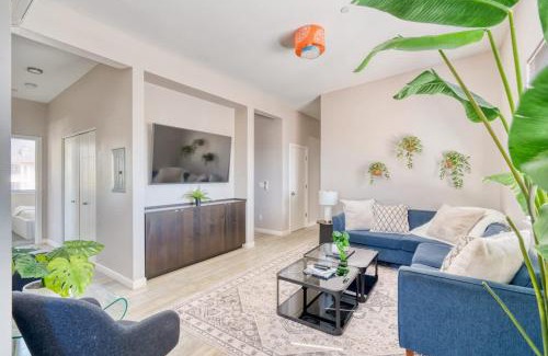 Belmont Apartment | Roof Deck & Food Pods- Hawthorne Penthouse Retreat