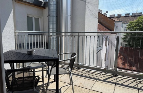 Favoriten Apartment | Roof terrace apartment near Reumannplatz (subway)