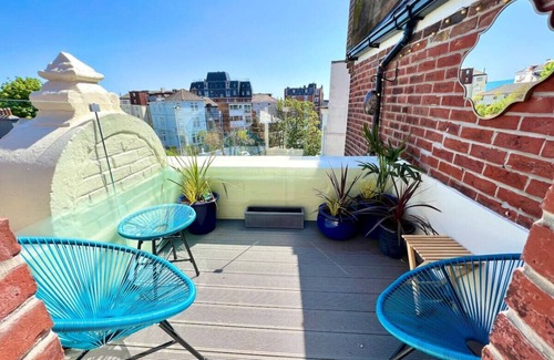 Southsea Apartment | Roof Terrace Beach at end of road, Private Parking