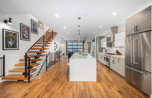 Overland House | Roof Top Patio, Hot Tub, & Minutes from Downtown!