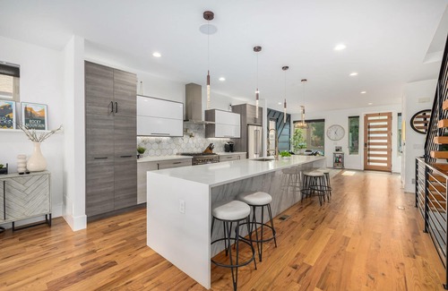 Overland House | Roof Top Patio, Hot Tub, & Minutes from Downtown!