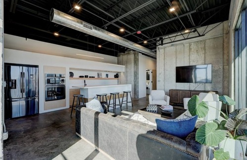 Downtown Oklahoma City Apartment | Rooftop Access. Downtown Views. Wi-fi. Pets OK!