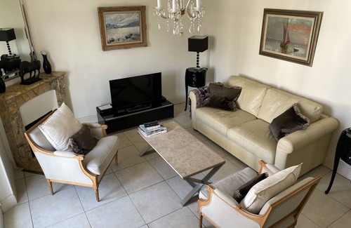 Riou - Petit Juas - Av de Grasse Apartment | Rooftop Apt, Seaviews, Terrace, 2 bedrooms 2 bathrooms, 7 mins walk to Croisette