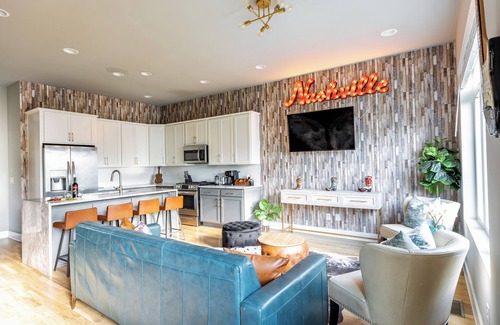 Haynes Area House | Rooftop Bliss︙Karaoke & Games︙Near Broadway