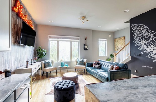 Haynes Area House | Rooftop Bliss︙Karaoke & Games︙Near Broadway