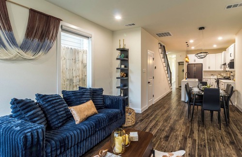 Dallas House | Rooftop Cinema + Karaoke | Coffee & WiFi