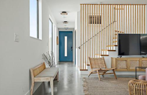 Holly Villa | Rooftop Deck, DT City Views, Modern Eastside Oasis
