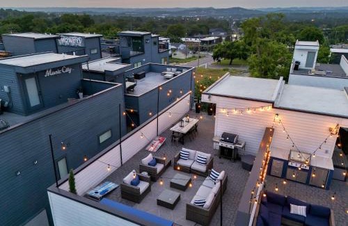 Nashville House | Rooftop Deck & Shuffleboard BBQ Near Downtown
