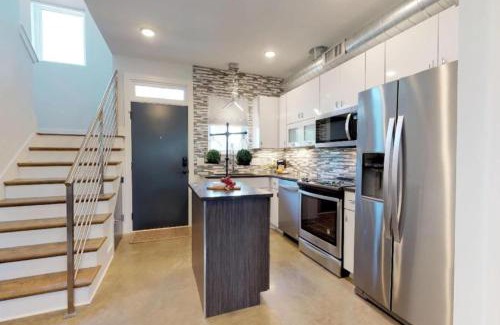 Cleveland Park House | Rooftop Deck with City View Modern Charming