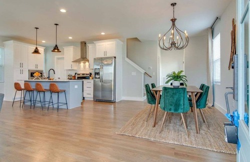 Hope Gardens House | Rooftop Fire Pit ~ 2 mil to Brdwy ~ Sleeps 11