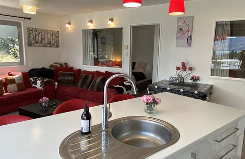 Queenstown City Centre Apartment | Rooftop garden, Lakeview, 5 mins walk to town