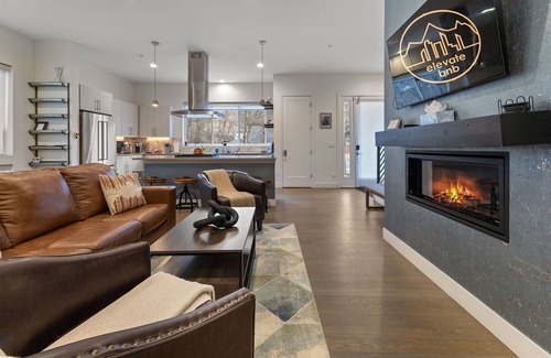 Golden House | Rooftop Hot tub! Family Friendly! Mountain Views!