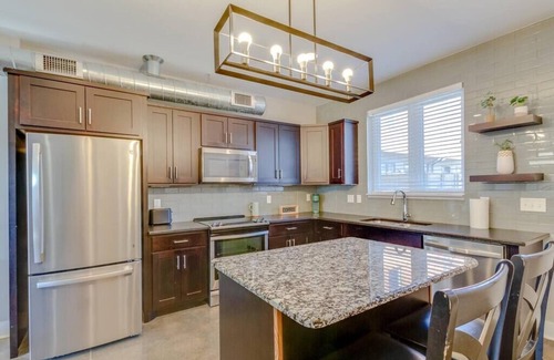 Cleveland Park House | Rooftop Loungin' 2bd/2.5 ba in East Nashville! Parking! 10 min-> Downtown!