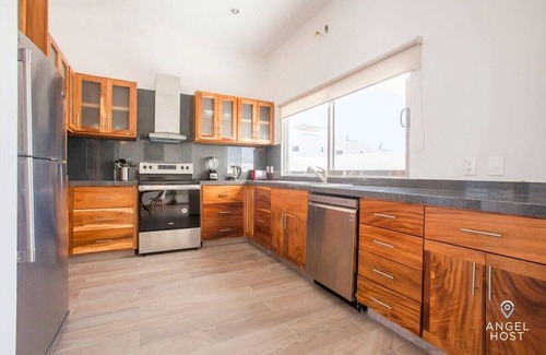 La Paz House | Rooftop Oceanview, Pool, Gym & Minutes to Beach