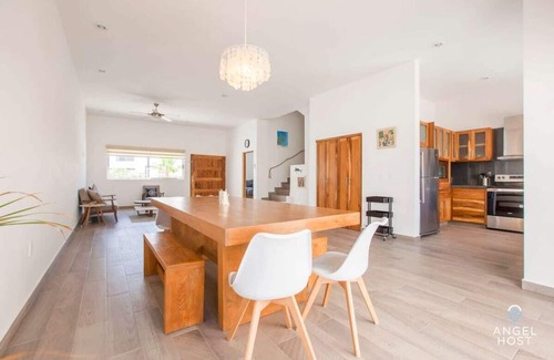 La Paz House | Rooftop Oceanview, Pool, Gym & Minutes to Beach