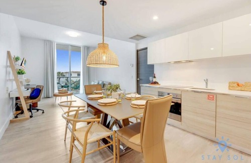 Hollywood Apartment | Rooftop Pool & Hot Tub + Gym|Hollywood Beach