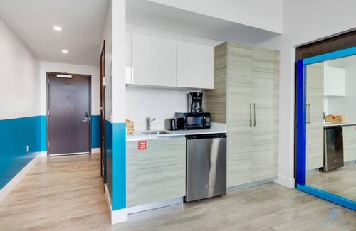 Hollywood Apartment | Rooftop Pool & Hot Tub+ Gym+ Near Beach