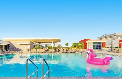 Hollywood Apartment | Rooftop Pool & Hot Tub+ Gym+ Near Beach