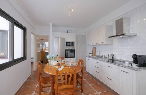 El Guincho Apartment | Rooftop View Escape 1 Min to Center Fast Wifi