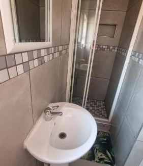 Kathu Apartment | Rooisand Oornag Akkommodasie