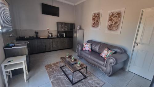Kathu Apartment | Rooisand Oornag Akkommodasie